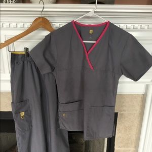 WonderWink Grey/Pink piping Scrub Set Small , XS